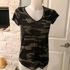 Black camo Lucky brand v neck tee